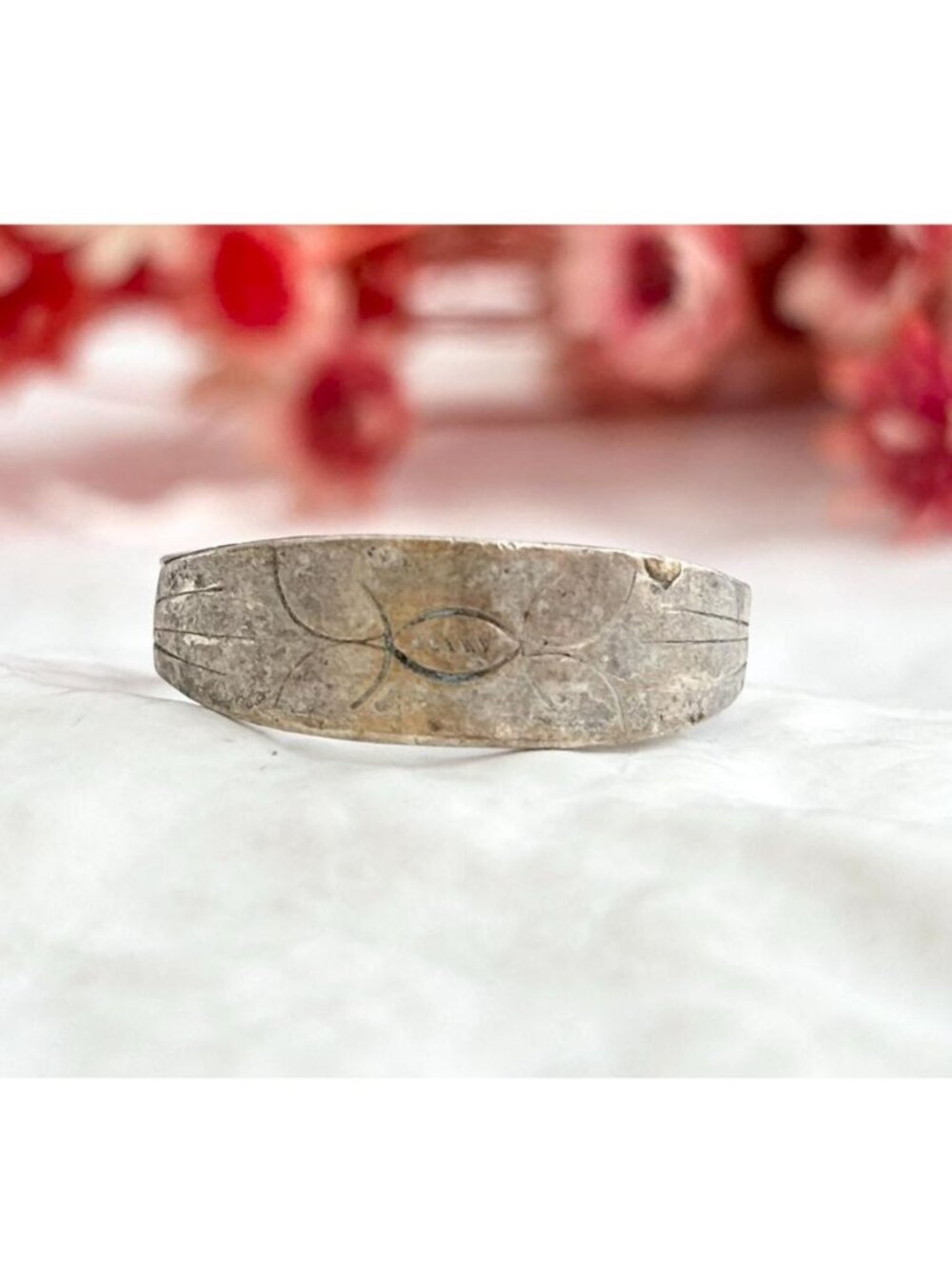 Fish Figural Hand Carved Tapered Silver Toned Vintage Ring - sz 5.5